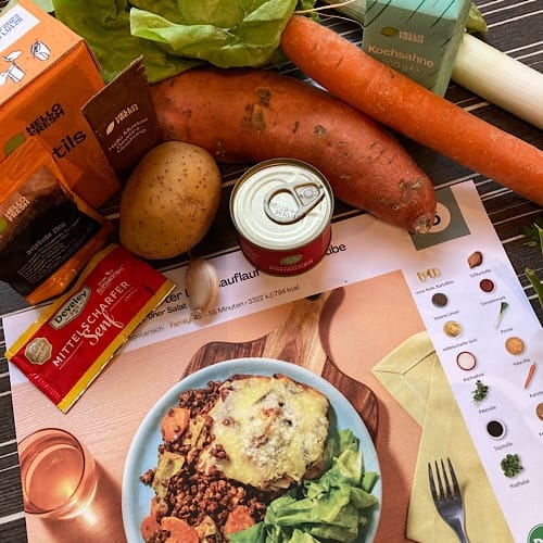 img_2645.jpg Verschiedene Lebensmittel und Rezept auf Tisch