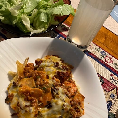 img_2647.jpg Überbackener Auflauf mit Salat und Glas Milch