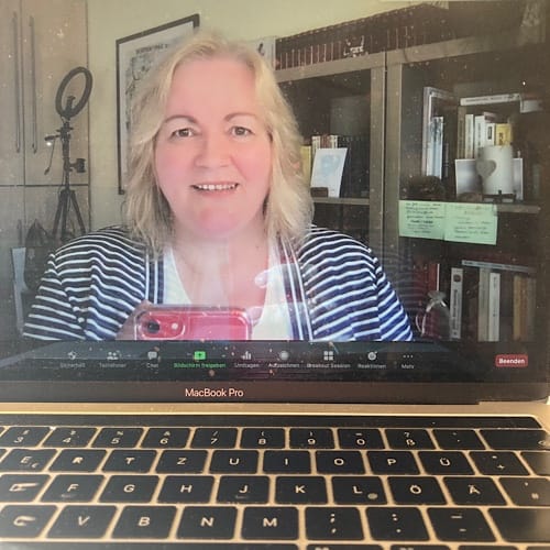 img_2800.jpg Frau lächelt beim Videoanruf auf Laptop