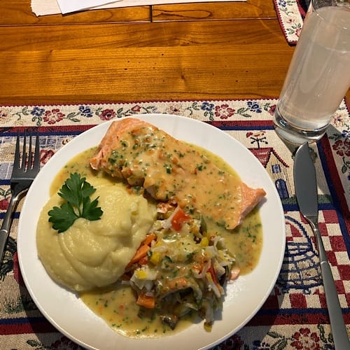 img_2806.jpg Lachs mit Soße, Gemüse und Kartoffelpüree auf Teller