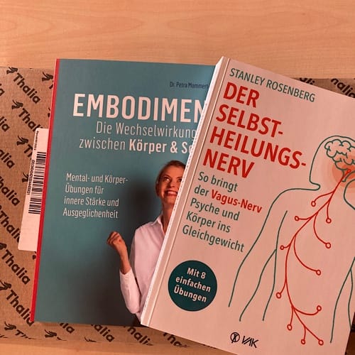 img_2808.jpg Foto von 2 Fachbüchern zu Nervus Vagus und Embodiment