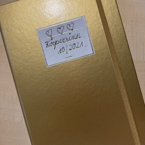img_2813.jpg Goldenes Buch mit Aufschrift 'Kopersinn 10/2021'.