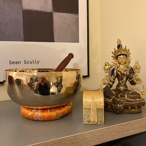 img_3057.jpg Tibetische Schale und Buddha-Statue auf einem Tisch