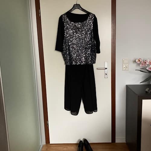 img_3059.jpg Schwarzer Pailletten-Oberteil mit Hose und Schuhen
