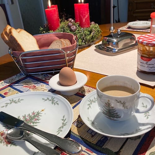 img_3067.jpg Frühstückstisch mit Kaffee, Ei und Brot