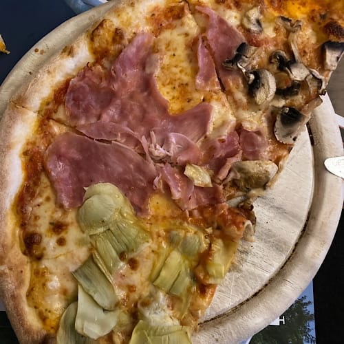 img_3083-1.jpg Pizza mit Schinken, Pilzen und Artischocken