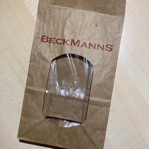 img_3249.jpg Braune Papiertüte mit Logo 'BECKMANNS' und Sichtfenster