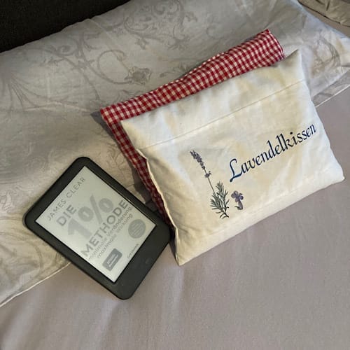 img_3252.jpg E-Reader und Lavendelkissen auf Bett
