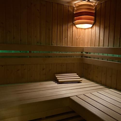 img_3438.jpg Holzsauna mit Beleuchtung und Bänken
