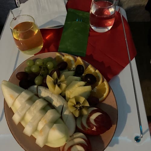 img_3439.jpg Obstplatte mit Getränken auf einem Tisch