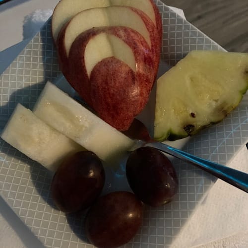 img_3440.jpg Geschnittene Äpfel, Melone und Trauben auf Teller