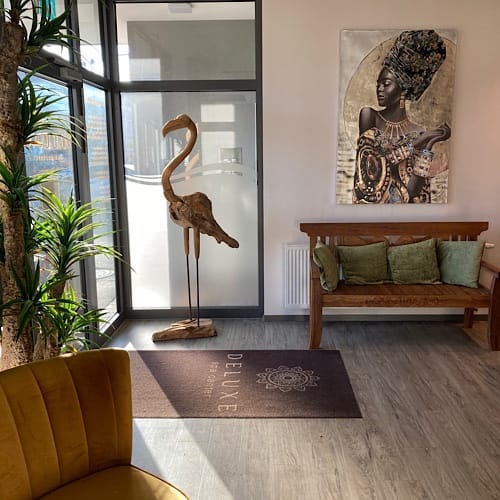 img_3441.jpg Stilvolles Foyer mit Kunst und eleganter Einrichtung