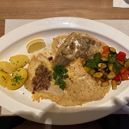 img_3445.jpg Teller mit Fisch, Sauce und buntem Gemüse