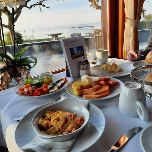 Frühstück mit Meerblick in einem Restaurant