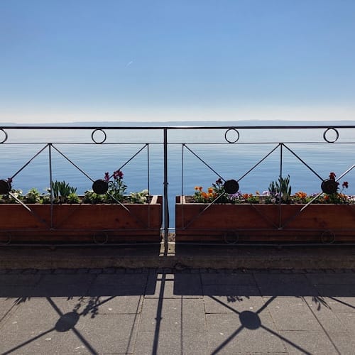 img_3639.jpg Blick auf Meer hinter Blumenkästen und Geländer