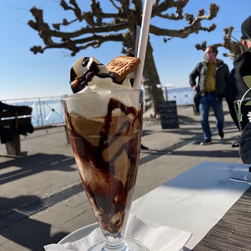 img_3640.jpg Eisbecher mit Schokosauce am Meer