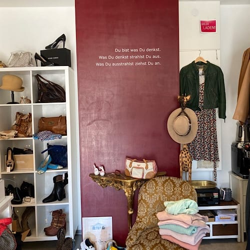 img_3644.jpg Boutique mit Kleidung und Accessoires auf Ausstellungsfläche
