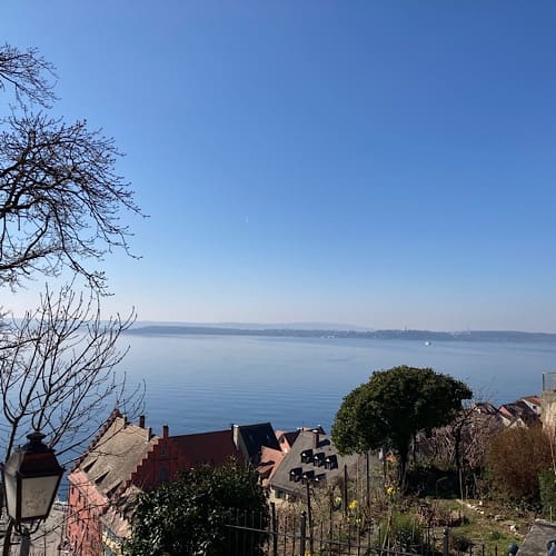 img_3649.jpg Ausblick auf einen See mit Dächern und Garten im Vordergrund