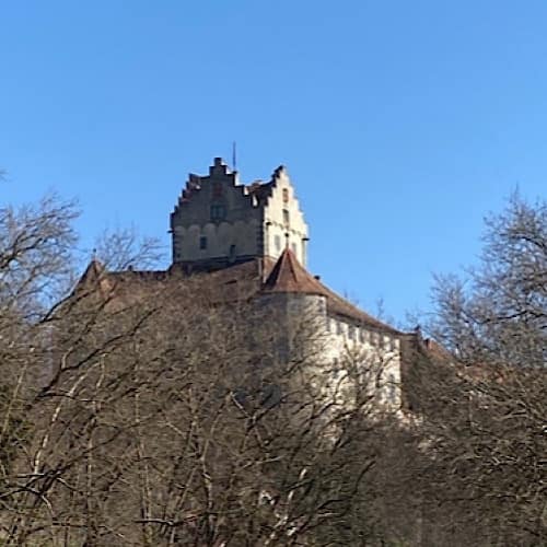 img_3650.jpg Alte Burg auf Hügel umgeben von Bäumen