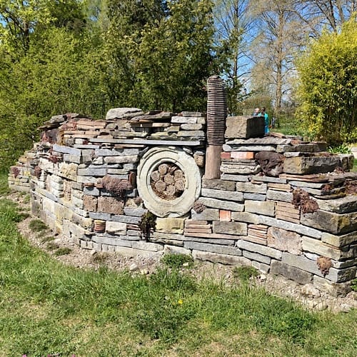 img_3976.jpg Bunte Steinskulptur in einem sonnigen Park