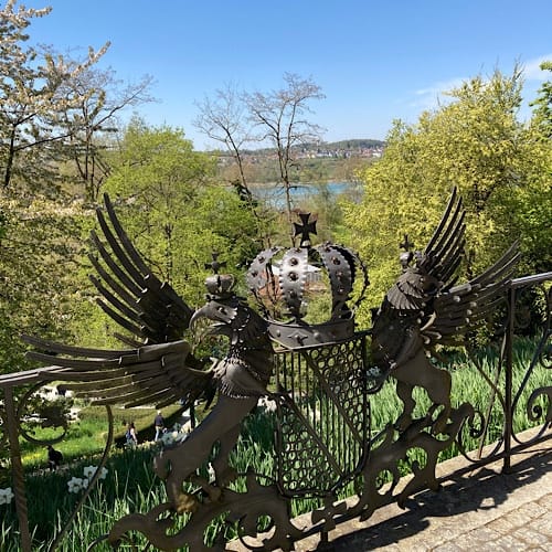 img_3977.jpg Ornamentales Tor mit Ausblick auf Frühlingslandschaft und See