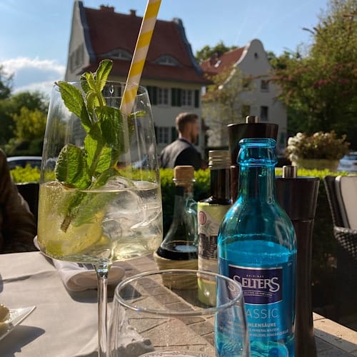 img_4010.jpg Getränke auf Tisch vor herrschaftlichem Haus