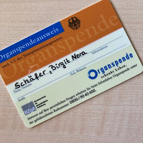 img 4769.jpg Deutscher Organspendeausweis auf einem Tisch