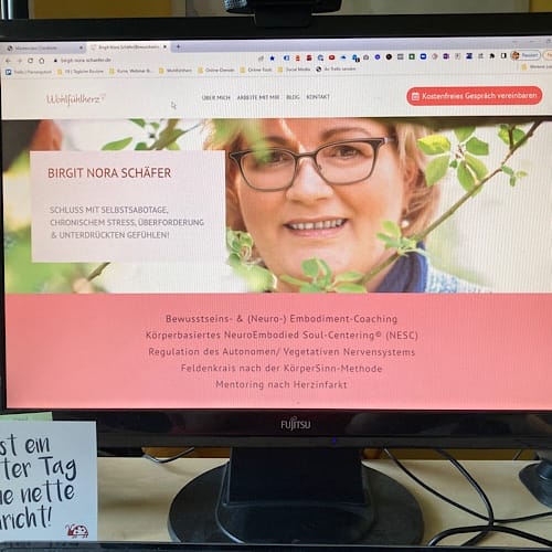 img 4784.jpg Webseite mit Frau und Coaching-Angeboten auf Monitor