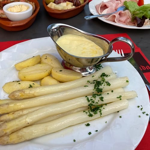 img 4790.jpg Gedämpfter Spargel mit Sauce Hollandaise und Kartoffeln