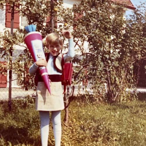 Kind mit Schultüte am Einschulungstag