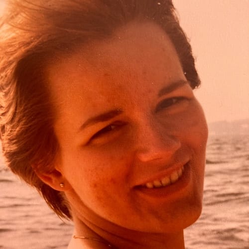 Frau lächelt am Meer, Retro-Stil