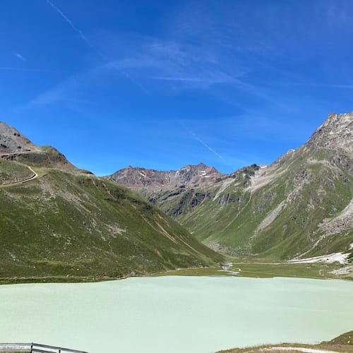 img 5208.jpg Bergsee in Alpental mit blauem Himmel