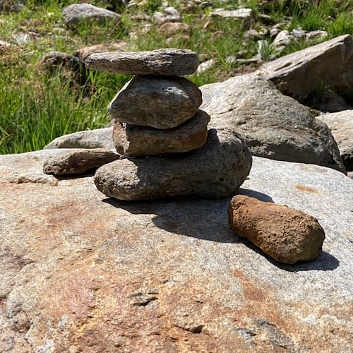 img 5215.jpg Kleine Steinpyramide auf Felsen in der Natur