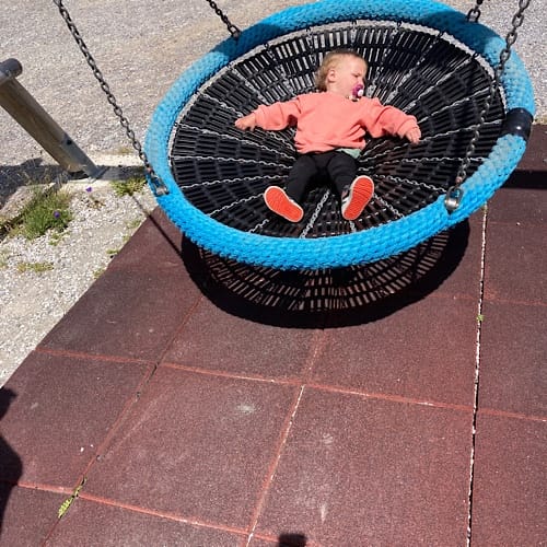 img 5218.jpg Kleinkind schläft auf Netzschaukel im Freien