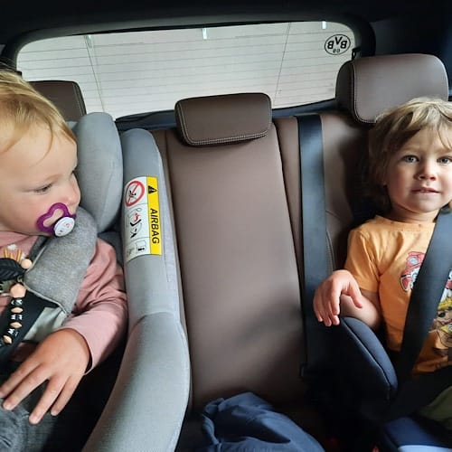 Zwei Kinder sitzen sicher im Auto
