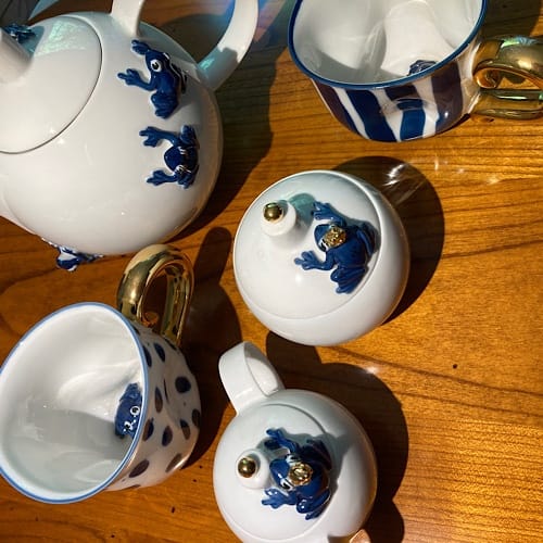 img 5306.jpg Blau-weißes Teeservice mit Froschmotiv auf Holztisch