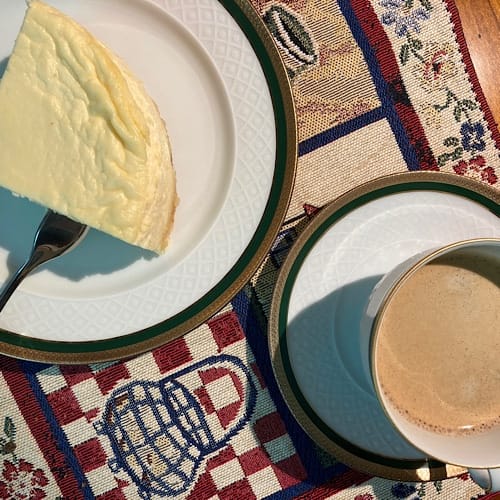 img 5477.jpg Käsekuchen und Kaffee auf besticktem Tischtuch