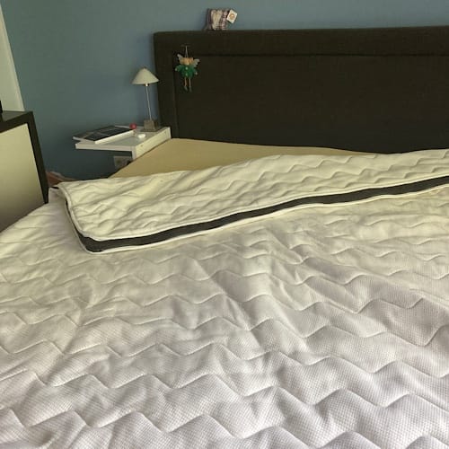 img 5494.jpg Gemütlich gemachtes Bett mit blauer Wand