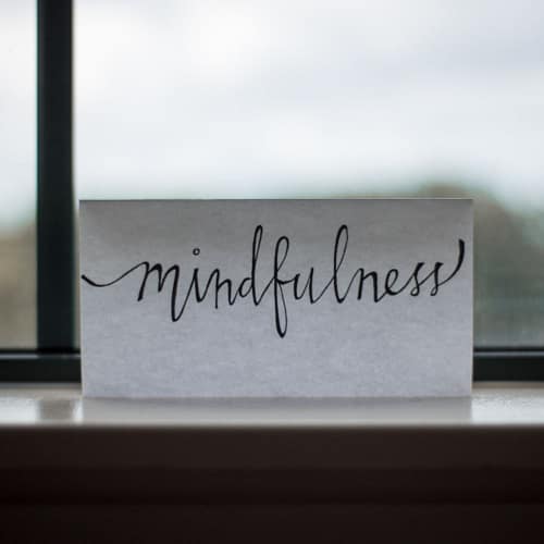 Karte mit Aufschrift 'Mindfulness' am Fenster