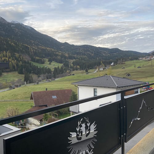0121AC90-7C30-42D3-B9AC-27554F35E3A5 Blick vom Balkon auf ländliche Berglandschaft