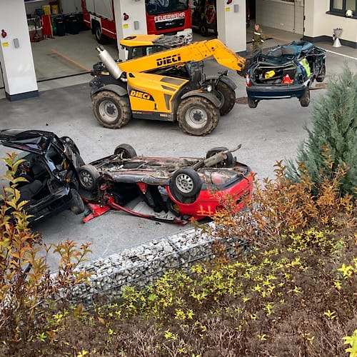 0C4A7577-FD41-4AB7-B9B2-4F0D50CBB9BA Feuerwehr hebt umgekipptes Auto mit Radlader an
