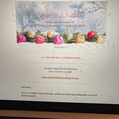 1DF0B9ED-1643-4CE6-9E78-28DACF001701 Adventskalender auf Bildschirm mit Weihnachtsdekoration