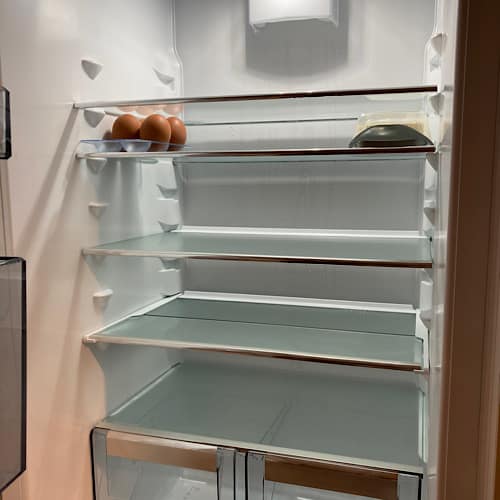 43AD5AFB-9835-4201-90C5-B8A26808B896 Fast leerer Kühlschrank mit Eiern und Butter
