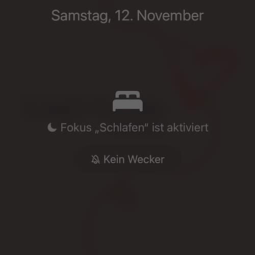 Schlaffokusmodus aktiv, kein Wecker gesetzt.