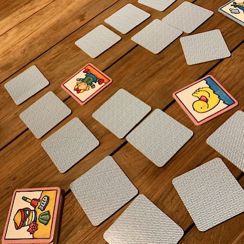 Memory-Spielkarten auf Holzboden verteilt