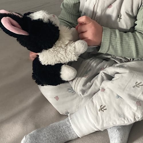 A52E805C-0604-4764-99EF-E6A98FBA231D Kind hält kuschelnden Plüschhund