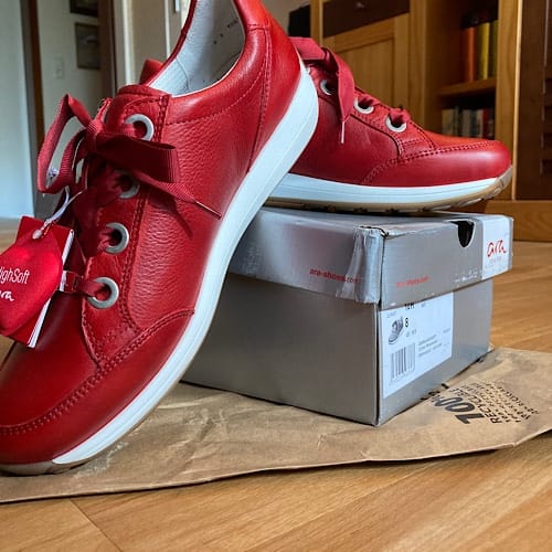 img 4003.jpg Rote Damenlederschuhe auf Schuhkarton