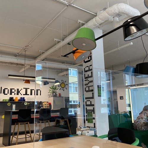 img 4009.jpg Modernes, helles Büro mit farbigen Möbeln und Beleuchtung