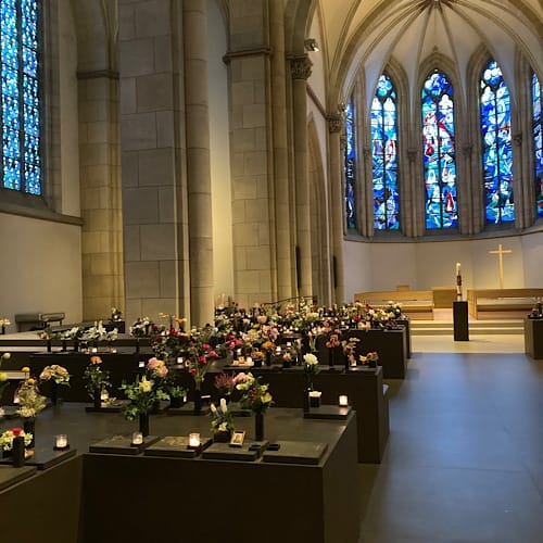 img_6096.jpg Kircheninneres mit Blumen und Kerzen geschmückt