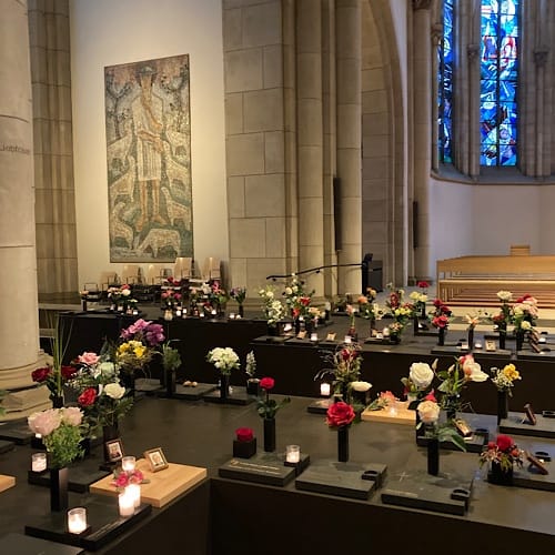 img_6097.jpg Blumenschau in Kirche mit Mosaik und Buntglasfenstern
